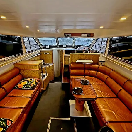 Hotel na wodzie Shannon River Escape In The Center Of Athlone