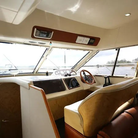 Tekne Shannon River Escape In The Center Of *