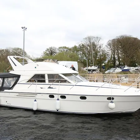 Shannon River Ecape In The Center Of Botel *