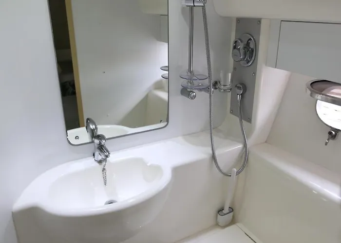 Shannon River Escape In The Center Of *