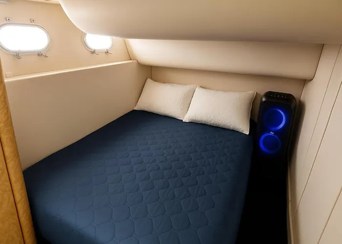 Botel Shannon River Escape In The Center Of *